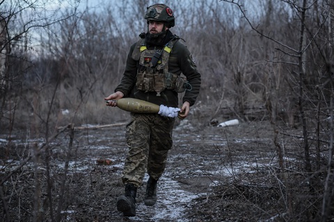 Ukraine treo thưởng lớn, mong người trẻ nhập ngũ - Ảnh 1. Ukraine treo thưởng lớn cho người nhập ngũ trước tuổi - Ảnh 1.