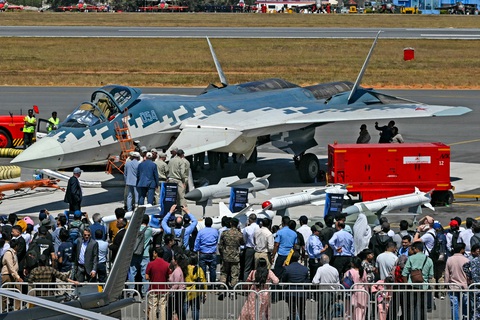 Chùm ảnh: Loạt vũ khí tối tân tại triển lãm hàng không của Ấn Độ - Ảnh 6. Su-57 và F-35 thu hút chú ý khi nằm cạnh nhau ở Ấn Độ - Ảnh 6.