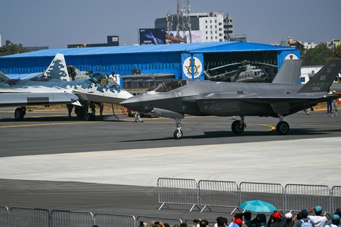 Chùm ảnh: Loạt vũ khí tối tân tại triển lãm hàng không của Ấn Độ - Ảnh 8. Su-57 và F-35 thu hút chú ý khi nằm cạnh nhau ở Ấn Độ - Ảnh 8.