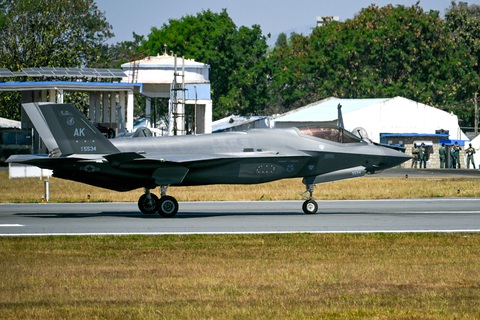 Chùm ảnh: Loạt vũ khí tối tân tại triển lãm hàng không của Ấn Độ - Ảnh 7. Su-57 và F-35 thu hút chú ý khi nằm cạnh nhau ở Ấn Độ - Ảnh 7.