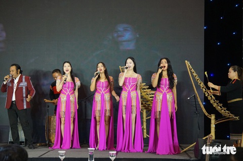 H’Hen Niê mời du khách bốn phương về nhà ở Đắk Lắk uống cà phê rang bếp củi của mẹ - Ảnh 2. H’Hen Niê mời du khách bốn phương về nhà ở Đắk Lắk uống cà phê rang bếp củi của mẹ - Ảnh 2.