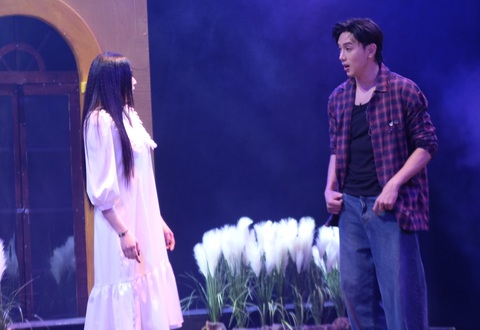 Sân khấu Lễ tình nhân Valentien: Người và ma có thể nào yêu nhau? - Ảnh 2. Sân khấu Lễ tình nhân Valentine: Người và ma có thể nào yêu nhau? - Ảnh 2.