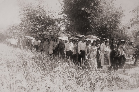 Ra giêng anh cưới em - Kỳ 5: Hôn lễ chỉ túp lều tranh hai trái tim vàng - Ảnh 2. Ra giêng anh cưới em - Kỳ 5: Hôn lễ chỉ túp lều tranh hai trái tim vàng - Ảnh 2.