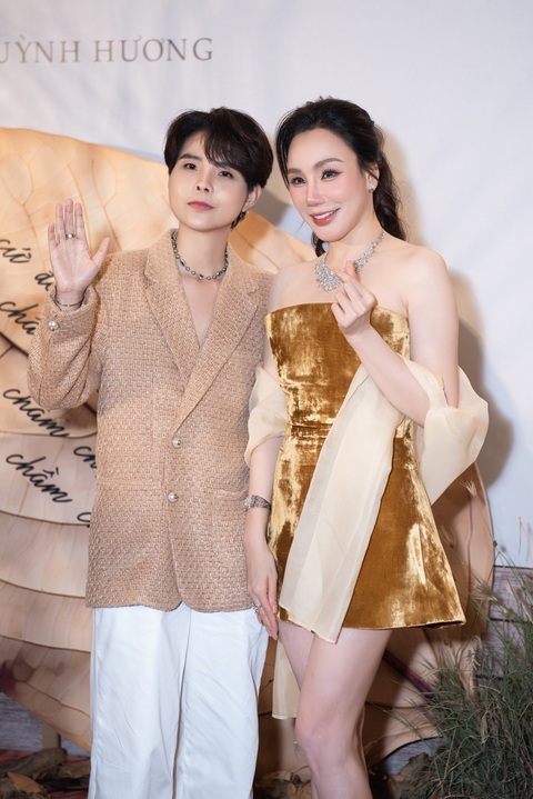 Hồ Quỳnh Hương khoe khoảnh khắc bắt được hoa cưới của bạn đời Vũ Cát Tường - Ảnh 2.