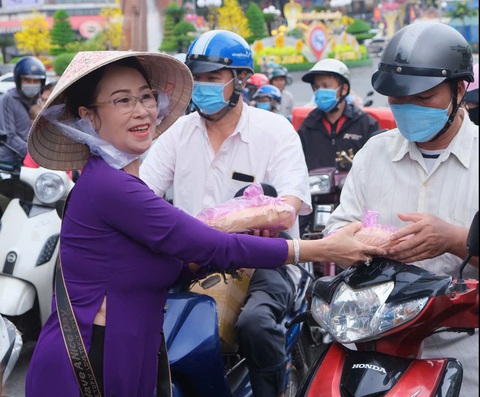 Hàng vạn du khách đổ về Bình Dương dự lễ hội Chùa Bà miễn phí - Ảnh 7. Hàng vạn người dự ‘lễ hội miễn phí’ miếu Bà Thiên Hậu tại Bình Dương - Ảnh 8.