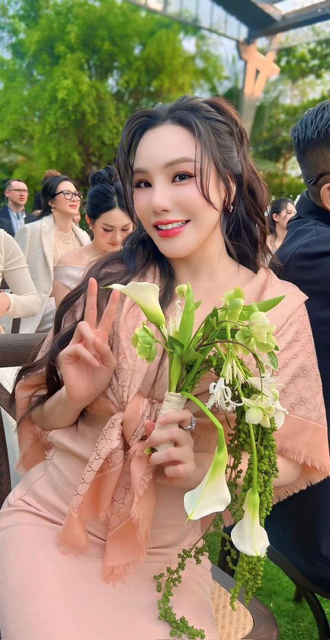 Hồ Quỳnh Hương khoe khoảnh khắc bắt được hoa cưới của bạn đời Vũ Cát Tường - Ảnh 1. Hồ Quỳnh Hương khoe khoảnh khắc bắt được hoa cưới của bạn đời Vũ Cát Tường - Ảnh 1.