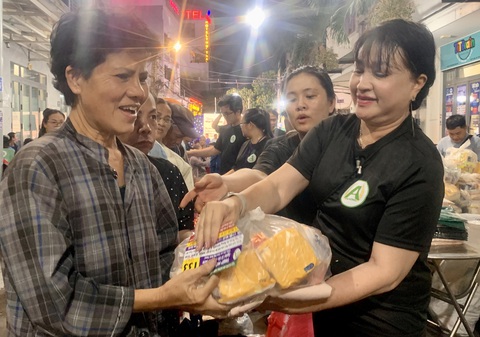 Người nghèo nghe nhạc, nhận quà dịp giỗ lần thứ 20 của nhạc sĩ Bắc Sơn - Ảnh 1. Người nghèo nghe nhạc, nhận quà dịp giỗ lần thứ 20 của nhạc sĩ Bắc Sơn - Ảnh 1.