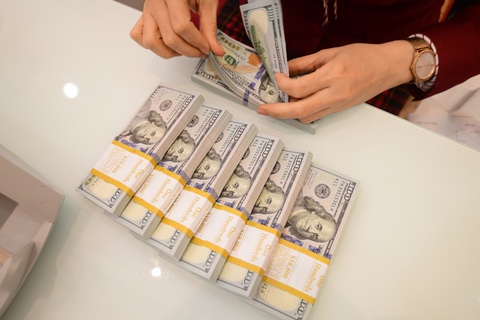 Giá vàng lao dốc không phanh, giá USD tăng vùn vụt - Ảnh 2.