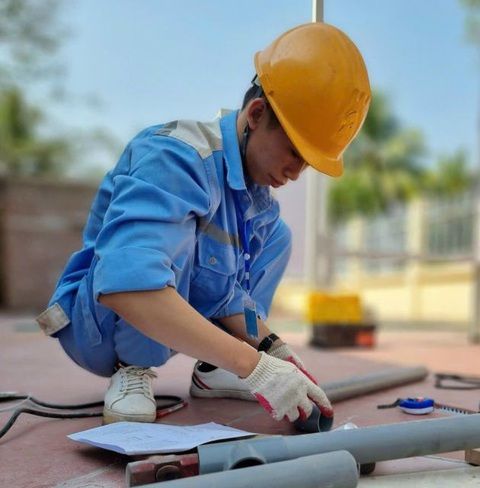 Từ tò mò đến giải nhất thi tay nghề cấp tỉnh - Ảnh 1. Từ cậu học sinh sửa máy cháy khét lẹt đến tay nghề cấp thoát nước 'cả trường không có đối thủ' - Ảnh 1.
