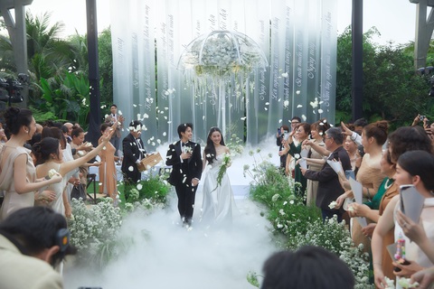 'Chú rể' Vũ Cát Tường thành đôi cùng cô dâu Thu Trang: 'Tình yêu không có giới tính' - Ảnh 1. Chú rể Vũ Cát Tường thành đôi cùng cô dâu Thu Trang: 'Tình yêu không có giới tính' - Ảnh 1.