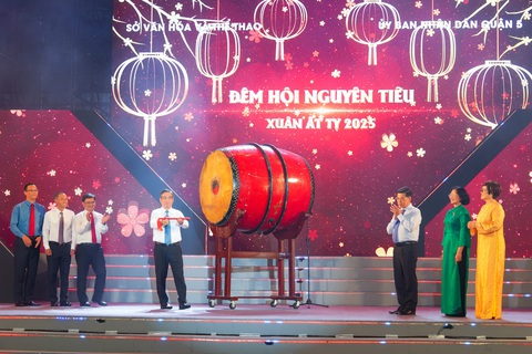 Đêm hội Nguyên tiêu lung linh, đủ sắc màu, gợi nhắc ký ức tuổi thơ với nhiều bài hát tiếng Hoa xưa - Ảnh 2. Kim Tử Long, Quế Trân hát Mai đào khoe sắc, đêm Nguyên tiêu quận 5 rộn rã lân sư rồng - Ảnh 2.