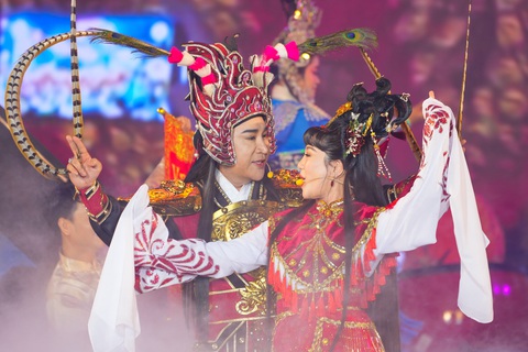 Đêm hội Nguyên tiêu lung linh, đủ sắc màu, gợi nhắc ký ức tuổi thơ với nhiều bài hát tiếng Hoa xưa - Ảnh 4. Kim Tử Long, Quế Trân hát Mai đào khoe sắc, đêm Nguyên tiêu quận 5 rộn rã lân sư rồng - Ảnh 1.