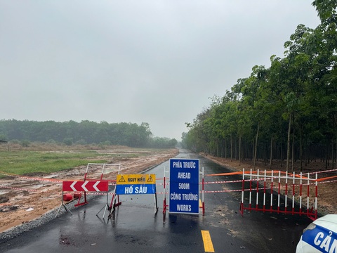 Khắc phục vụ đường sạt lở do mưa lớn, 2 người bị thương tại Bình Dương - Ảnh 3. Khắc phục vụ đường sạt lở do mưa lớn, 2 người bị thương tại Bình Dương - Ảnh 3.