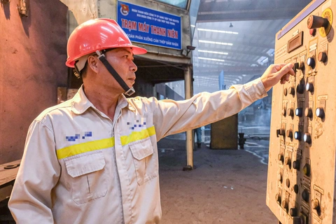 Công nhân muốn tăng lương ngay trong 2025, chuyên gia nói nên muộn hơn, vì sao? - Ảnh 1. Công nhân muốn tăng lương ngay trong 2025, chuyên gia nói nên muộn hơn, vì sao? - Ảnh 1.