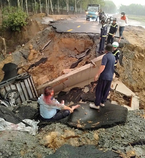 Khắc phục vụ đường sạt lở do mưa lớn, 2 người bị thương tại Bình Dương - Ảnh 1. Khắc phục vụ đường sạt lở do mưa lớn, 2 người bị thương tại Bình Dương - Ảnh 1.