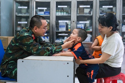 Trưởng thành ở đảo tiền tiêu: Quân y phai màu áo nhưng tinh thần 'nhuộm' cứng cáp - Ảnh 2. Trưởng thành ở đảo tiền tiêu: Quân y phai màu áo nhưng tinh thần 'nhuộm' cứng cáp - Ảnh 2.