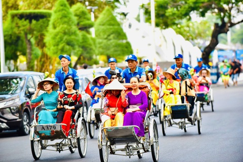 Xe điện nguy cơ ngừng hoạt động, du khách tham quan Nha Trang bằng phương tiện nào? - Ảnh 4. Xe điện nguy cơ ngừng hoạt động, du khách tham quan Nha Trang bằng phương tiện nào? - Ảnh 3.