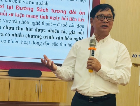 Chúng tôi thấy những ánh mắt rất vui của du khách nước ngoài ở Đường sách TP.HCM - Ảnh 3. Giá trị của Đường sách TP.HCM không chỉ là doanh thu, khách nước ngoài rất vui thích đến đây - Ảnh 2.
