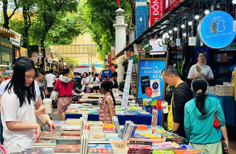 Chúng tôi thấy những ánh mắt rất vui của du khách nước ngoài ở Đường sách TP.HCM - Ảnh 2. Giá trị của Đường sách TP.HCM không chỉ là doanh thu, khách nước ngoài rất vui thích đến đây - Ảnh 1.