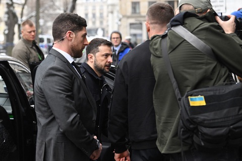 Ông Zelensky nói được ông Trump cho số liên lạc cá nhân, nêu điều kiện gặp ông Putin - Ảnh 1. Ông Zelensky nhấn mạnh 'chỉ gặp ông Putin', khoe có số riêng của ông Trump - Ảnh 1.