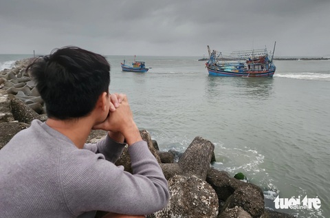 Cửa biển Mỹ Á bồi lấp, ngư dân vật lộn kéo thuyền ra khơi - Ảnh 1.