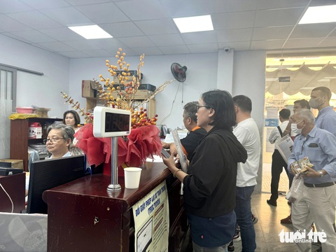 Dân đổ xô đi đổi giấy phép lái xe, TP.HCM tăng ca giải quyết - Ảnh 1.
