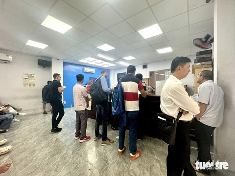 Dân đổ xô đi đổi giấy phép lái xe, TP.HCM tăng ca giải quyết - Ảnh 2.