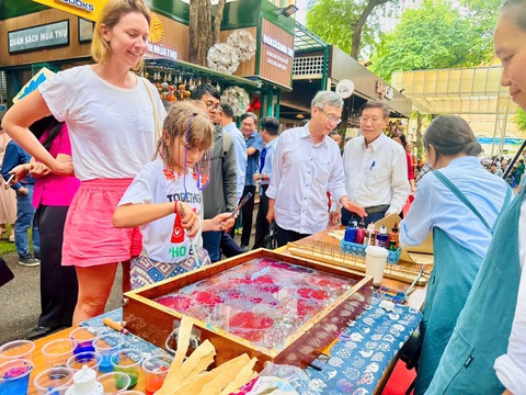 Chúng tôi thấy những ánh mắt rất vui của du khách nước ngoài ở Đường sách TP.HCM - Ảnh 1. Chúng tôi thấy những ánh mắt rất vui của du khách nước ngoài ở Đường sách TP.HCM - Ảnh 1.
