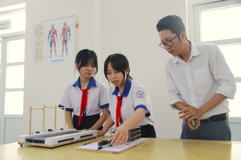 Hai học sinh lớp 9 chế tạo thiết bị tạo dòng điện từ những bước chân - Ảnh 1. Học sinh lớp 9 chế tạo thiết bị tạo dòng điện từ những bước chân - Ảnh 1.