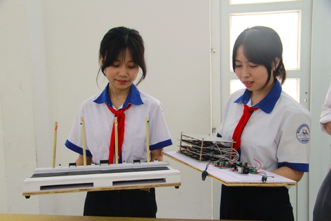 Hai học sinh lớp 9 chế tạo thiết bị tạo dòng điện từ những bước chân - Ảnh 3. Học sinh lớp 9 chế tạo thiết bị tạo dòng điện từ những bước chân - Ảnh 3.