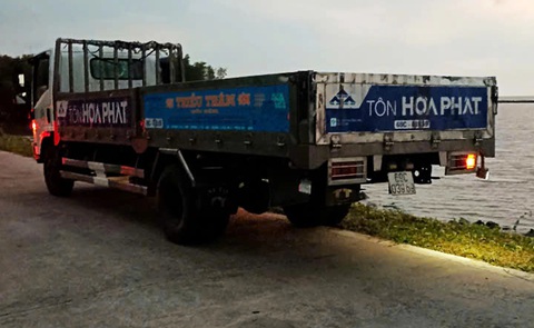 Xe máy đấu đầu với xe tải trên đường đê làm 2 người tử vong tại chỗ - Ảnh 1.