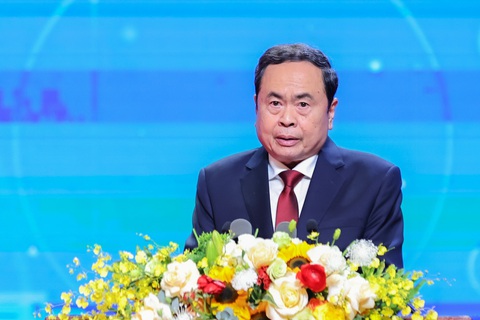 Chủ tịch Quốc hội: Kỷ nguyên vươn mình cần công nhân thời đại mới thực sự vừa hồng, vừa chuyên - Ảnh 1. Vinh danh 95 công nhân lao động tiêu biểu là đảng viên - Ảnh 1.