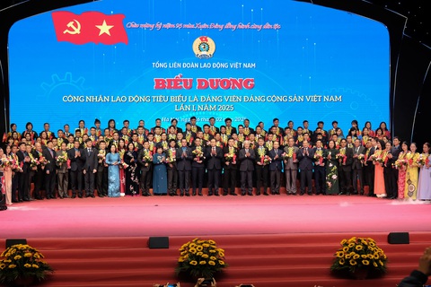Chủ tịch Quốc hội: Kỷ nguyên vươn mình cần công nhân thời đại mới thực sự vừa hồng, vừa chuyên - Ảnh 3. Vinh danh 95 công nhân lao động tiêu biểu là đảng viên - Ảnh 3.