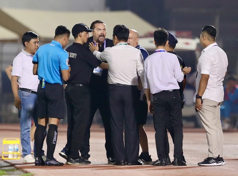 Đấu sớm vòng 13 V-League 2024 - 2025: Hình ảnh xấu từ các HLV - Ảnh 1.