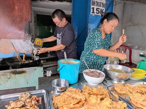Ăn bánh cống đậm hương vị Miền Tây giữa lòng Sài Gòn - Ảnh 5. Đến quán bánh cống Đại Tâm thưởng thức hương vị Miền Tây giữa lòng Sài Gòn - Ảnh 5.