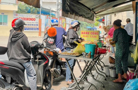 Ăn bánh cống đậm hương vị Miền Tây giữa lòng Sài Gòn - Ảnh 6. Đến quán bánh cống Đại Tâm thưởng thức hương vị Miền Tây giữa lòng Sài Gòn - Ảnh 6.