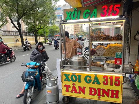 Có gì ở quán xôi gà bán hơn 20 năm, đến Trấn Thành cũng mê mẩn, quay lại mua lần 2? - Ảnh 8. Xôi gà 20 năm bán ở chợ Tân Định, trứng non da gà chiên khiến Trấn Thành cũng phát mê - Ảnh 8.
