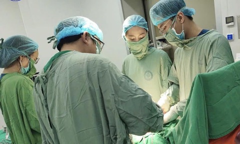 Sản phụ nước ngoài vỡ tử cung được cấp cứu và bảo tồn thành công - Ảnh 1. Cứu sản phụ người nước ngoài vỡ tử cung, một phần thai nhi đã thoát ra ngoài - Ảnh 1.