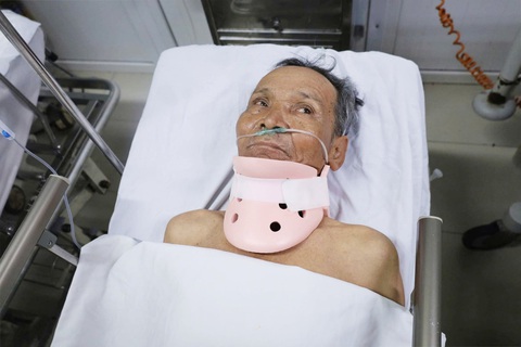 Cụ ông gặp tai nạn nằm viện 15 ngày chưa tìm được người thân - Ảnh 1.