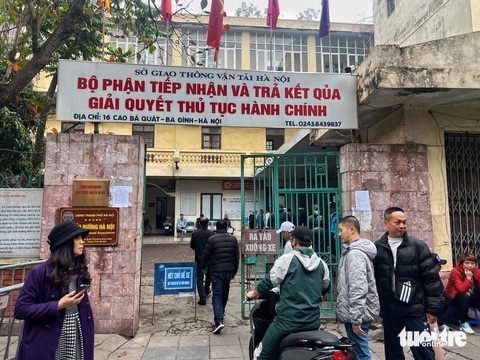 Người dân Hà Nội đi 3 lần vẫn chưa thể đổi được Giấy phép lái xe - Ảnh 1.