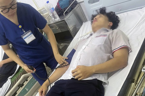Nam sinh lớp 12 bị người lạ đấm vỡ mũi, sang chấn tâm lý - Ảnh 1.