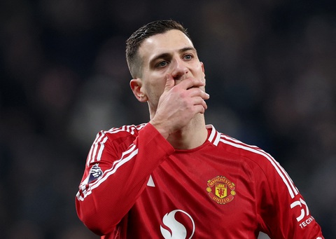 Siêu máy tính dự đoán Man United sẽ kết thúc mùa giải ở nửa cuối bảng xếp hạng - Ảnh 1.
