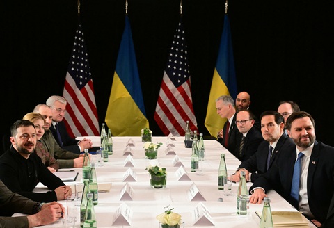 Ông Zelensky nói sẽ từ chức nếu Ukraine gia nhập NATO - Ảnh 4. Ông Zelensky tố Mỹ muốn 'chiều ý' Nga, nêu điều kiện từ chức - Ảnh 3.