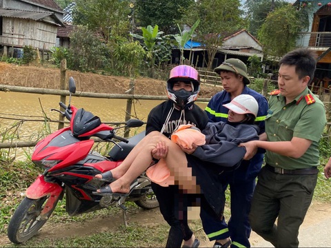 Đi xóa nhà tạm, Công an Quảng Ngãi bất đắc dĩ đỡ đẻ cho sản phụ ngay trên đường - Ảnh 1.