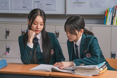 Friendly Rivalry gây sốt nhờ nụ hôn đồng giới của Lee Hyeri, vạch trần góc tối giáo dục Hàn Quốc - Ảnh 5. Friendly Rivalry gây sốt nhờ nụ hôn đồng giới của Lee Hyeri, vạch trần góc tối giáo dục Hàn Quốc - Ảnh 5.