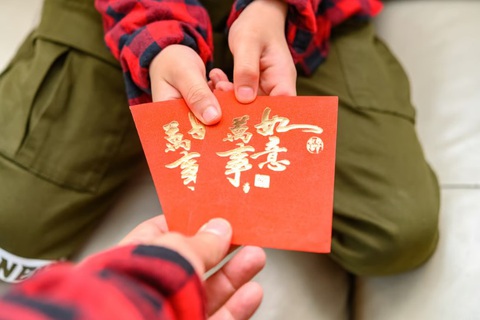 Bé trai gọi điện báo cảnh sát khi bị bố giữ tiền mừng tuổi - Ảnh 1.