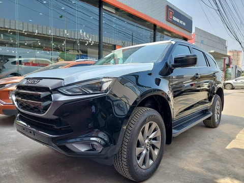 Isuzu mu-X giảm giá 220 triệu tại đại lý: Bản tầm trung chỉ còn 930 triệu, tiệm cận Peugeot 2008- Ảnh 2. Tin tức giá xe: Isuzu mu-X giảm 220 triệu tại đại lý, giá thực tế xuống gần Toyota Corolla Cross - Ảnh 1.