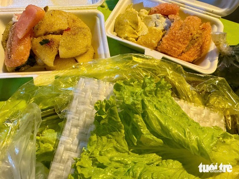 Người dân TP.HCM chờ cả tiếng để mua tàu hũ vàng Triều Châu bán mỗi năm một lần ở Hội quán Nghĩa An - Ảnh 4. Tàu hũ vàng Triều Châu chấm muối hẹ: Mỗi năm chỉ có 1 phiên, xếp hàng đến lượt cũng trên 1 giờ - Ảnh 4.