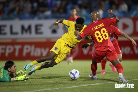 VAR trừng phạt thủ môn Xuân Hoàng, CLB Thanh Hóa mất ngôi vô địch lượt đi V-League - Ảnh 1.