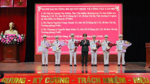 Đại tá công an xúc động, gửi tặng 4 câu thơ trong ngày công bố quyết định nghỉ hưu - Ảnh 1. Đại tá công an xúc động, đọc 4 câu thơ trong ngày nhận quyết định nghỉ hưu trước tuổi - Ảnh 1.